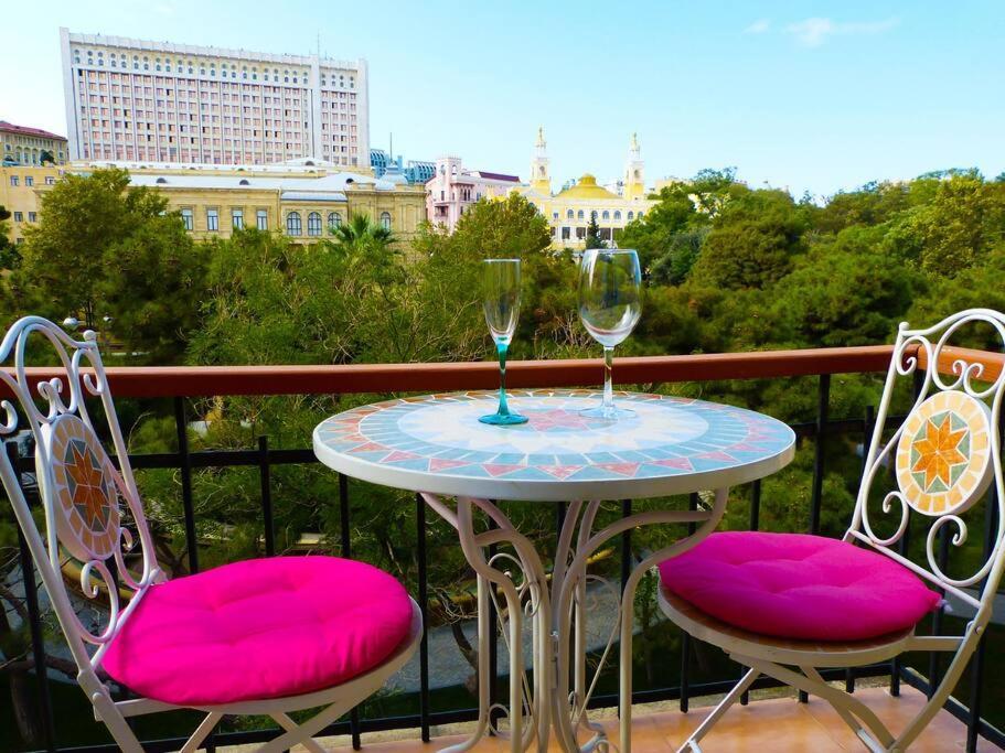 Live-Inn Stunning Apartment On Azneft Sq With President Palace & Old City Views Baku Exterior photo