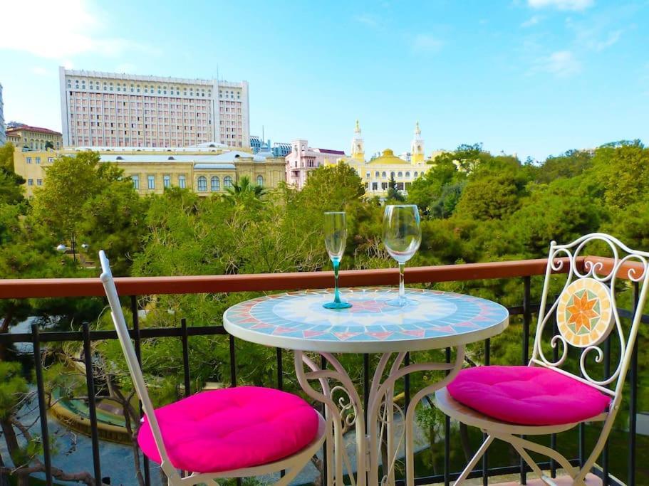 Live-Inn Stunning Apartment On Azneft Sq With President Palace & Old City Views Baku Exterior photo