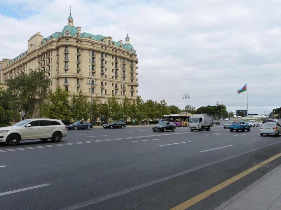 Live-Inn Stunning Apartment On Azneft Sq With President Palace & Old City Views Baku Exterior photo