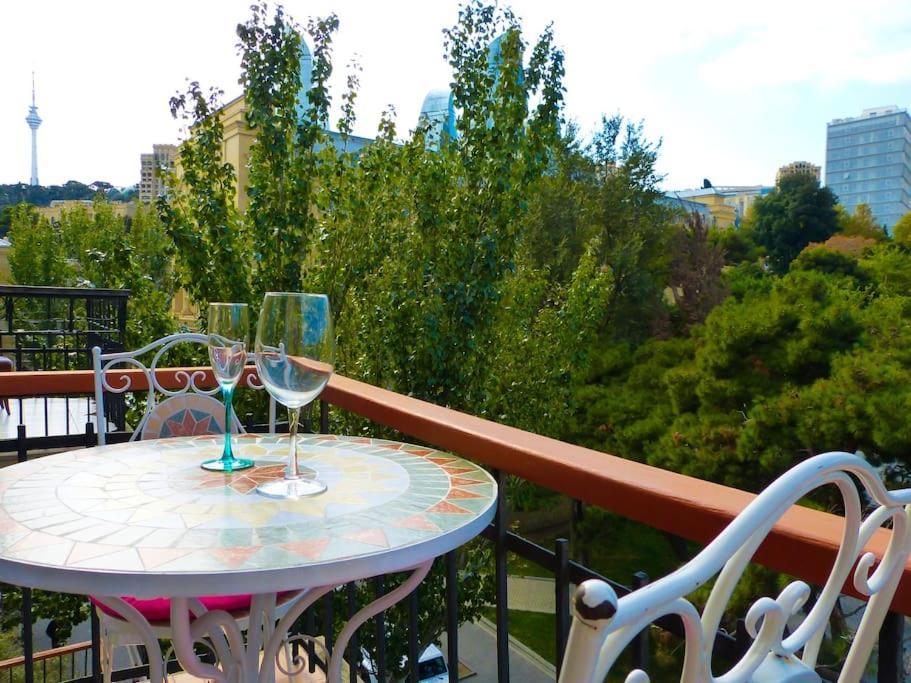 Live-Inn Stunning Apartment On Azneft Sq With President Palace & Old City Views Baku Exterior photo