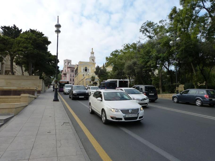 Live-Inn Stunning Apartment On Azneft Sq With President Palace & Old City Views Baku Exterior photo