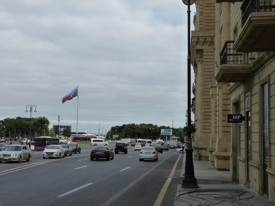 Live-Inn Stunning Apartment On Azneft Sq With President Palace & Old City Views Baku Exterior photo