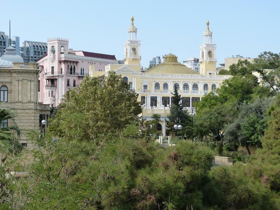 Live-Inn Stunning Apartment On Azneft Sq With President Palace & Old City Views Baku Exterior photo