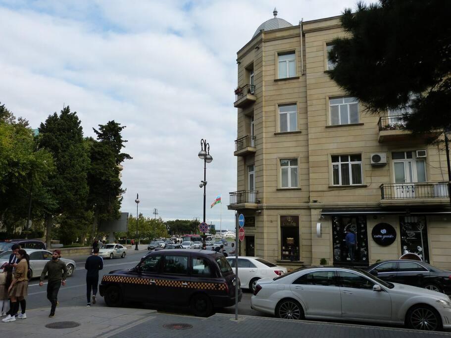 Live-Inn Stunning Apartment On Azneft Sq With President Palace & Old City Views Baku Exterior photo