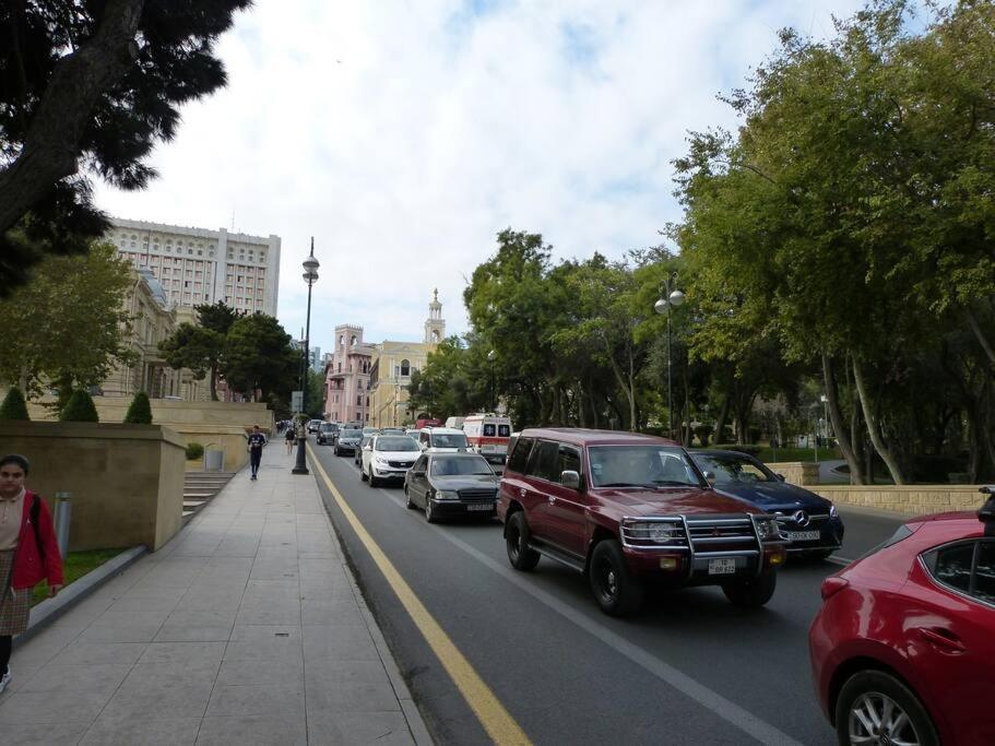 Live-Inn Stunning Apartment On Azneft Sq With President Palace & Old City Views Baku Exterior photo
