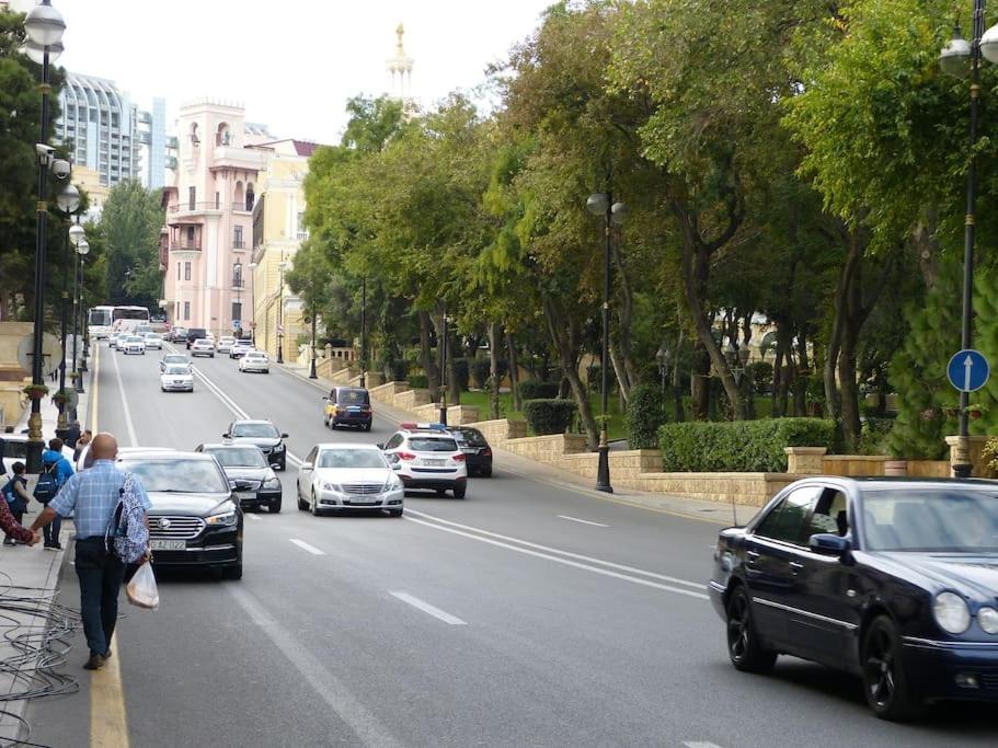 Live-Inn Stunning Apartment On Azneft Sq With President Palace & Old City Views Baku Exterior photo