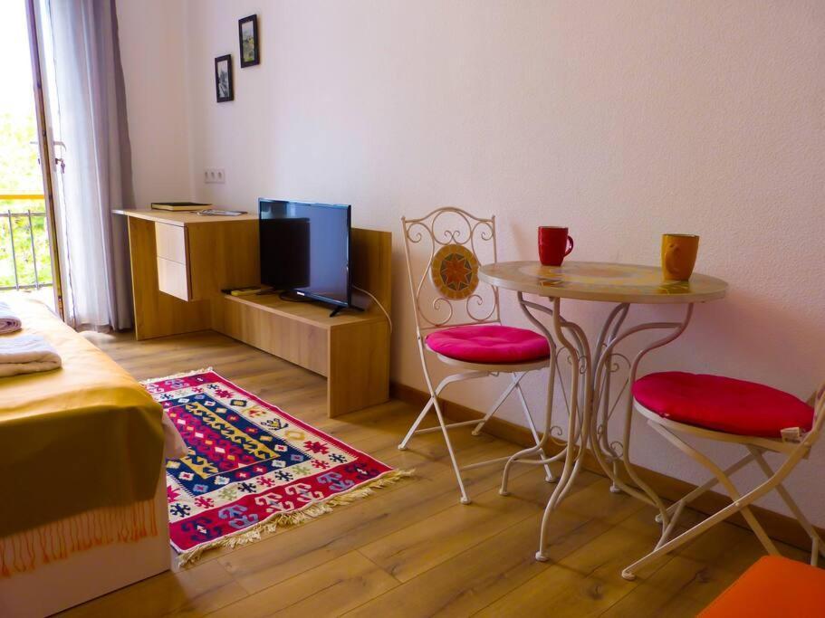 Live-Inn Stunning Apartment On Azneft Sq With President Palace & Old City Views Baku Exterior photo